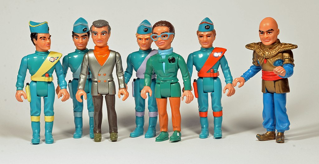 A group of toy figures from the Thunderbirds tv show. image credit: Boon,PJJ, CC BY-SA 4.0 Deed, WikiMedia, Thunderbirds, de belangrijkste figuren, speelgoed.jpg